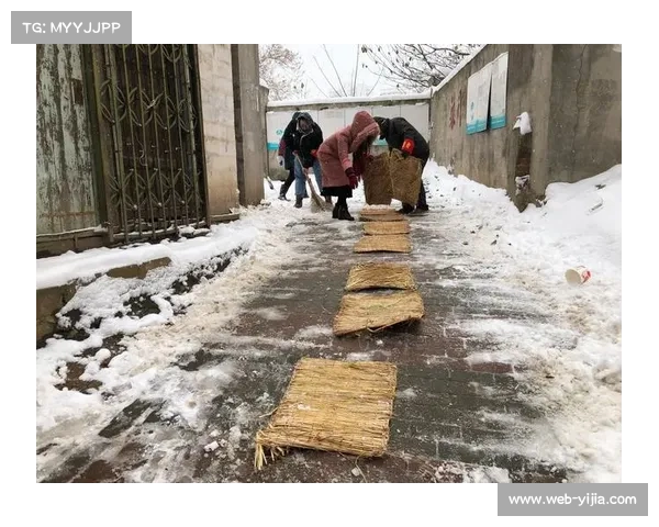 Hello 100三亚站赛道突发降雨,志愿者紧急铺设防滑垫保障选手安全 Hello 100三亚站赛道突发降雨,志愿者紧急铺设防滑垫保障选手安全